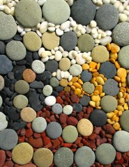 картинка морские камни - Красивые разноцветные морские камушки выложены в виде узора., для мобильного телефона