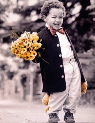картинка Букет желтых цветов - Чудный мальчуган дарит букет прекрасных желтых цветов, а вместе с ними и отличное настроение., для мобильного телефона