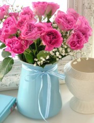 картинка розовые розы в голубой вазе - , для мобильного телефона