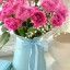розовые розы в голубой вазе на телефон