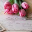 конверты и тюльпаны на телефон