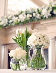 картинка белые розы и тюльпаны в вазах - , для мобильного телефона
