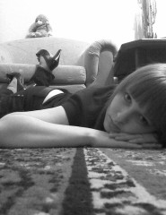 картинка девушка чудо - забавная девочка  лежит на полу, смотрит задумчиво, для мобильного телефона