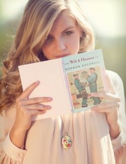 картинка девушка с книгой в руках - , для мобильного телефона
