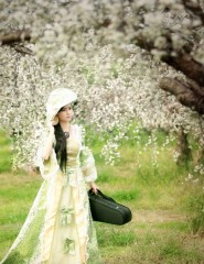 картинка девушка, цветущие деревья - , для мобильного телефона