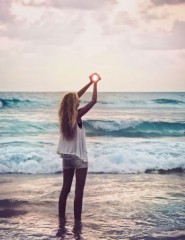 картинка Девушка и солнце - Красивая девушка на берегу моря. Очень хорошая идея для фотографии. Создаёт летнее настроение. Вдохновляет!, для мобильного телефона