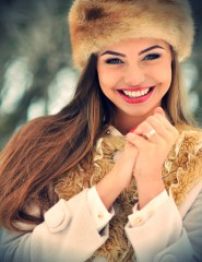 картинка радостная девушка и зима - , для мобильного телефона