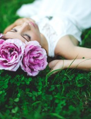 картинка девушка, трава, цветы - , для мобильного телефона