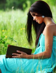 картинка Девушка в бирюзовом - Солнечные широкоформатные обои с изображение милой девушки в бирюзовом платье, сидящей с книгой под деревом., для мобильного телефона