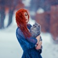 рыжеволосая красавица с котом