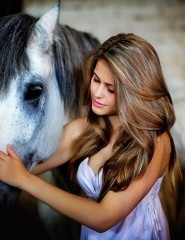 картинка фото девушки со скакуном - девушка в обнимку с красивой лошадкой, для мобильного телефона