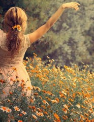 картинка девушка в поле, цветы - , для мобильного телефона