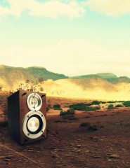 картинка Музыка на природе - Музыкальная колонка в поле, на фоне настоящего американского каньона в закате, для мобильного телефона