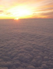 картинка Небесный ковер - Прекрасный вид из иллюминатора самолете. Облака в лучах солнца образуют удивительный ковер, для мобильного телефона