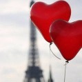 шарики-сердечки на фоне Парижа