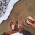 2 пары ног на песке