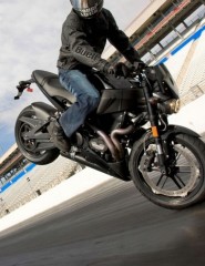 картинка Гонщик-байкер - Гонщик-мотоцыклист делает трюк на переднем колесе., для мобильного телефона